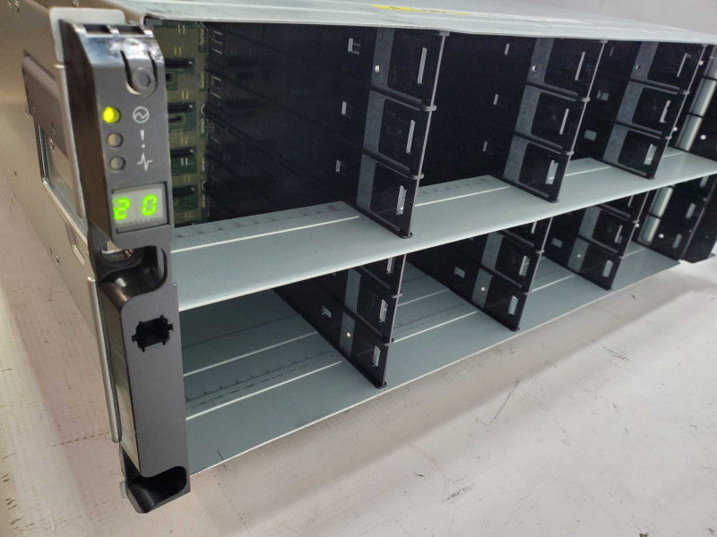 NetApp DS4243 NAJ-0801 24x SAS Bay 2x IOM3 Controllers 111-00128+A0 2x PSU  |