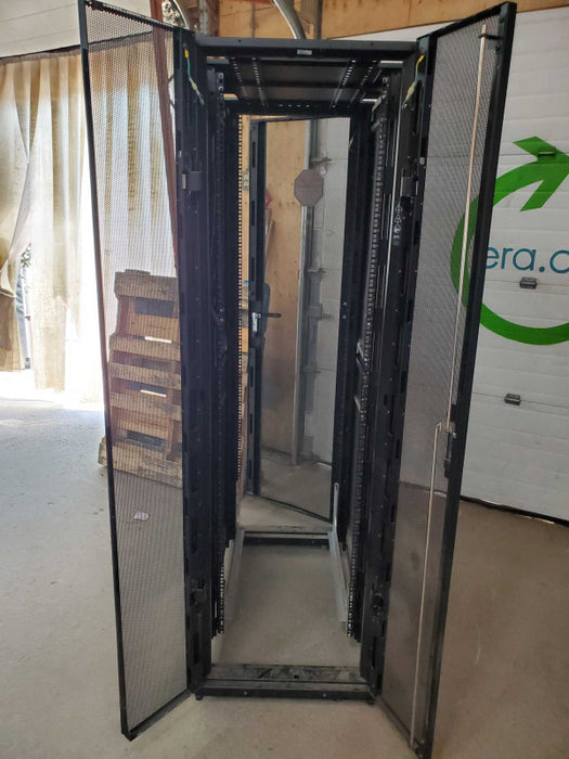 APC Server Rack 42U AR-3100 |