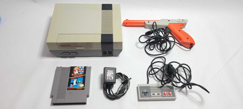 NES Nintendo Entertainment System W/ AC Adapter, Zapper, Controller and Game $
