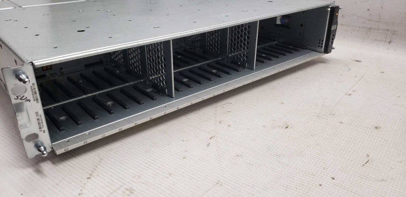 NetApp DS2246 NAJ-1001 Disk Array 2x Controllers 111-01070 IOM6 / 2x PSU #
