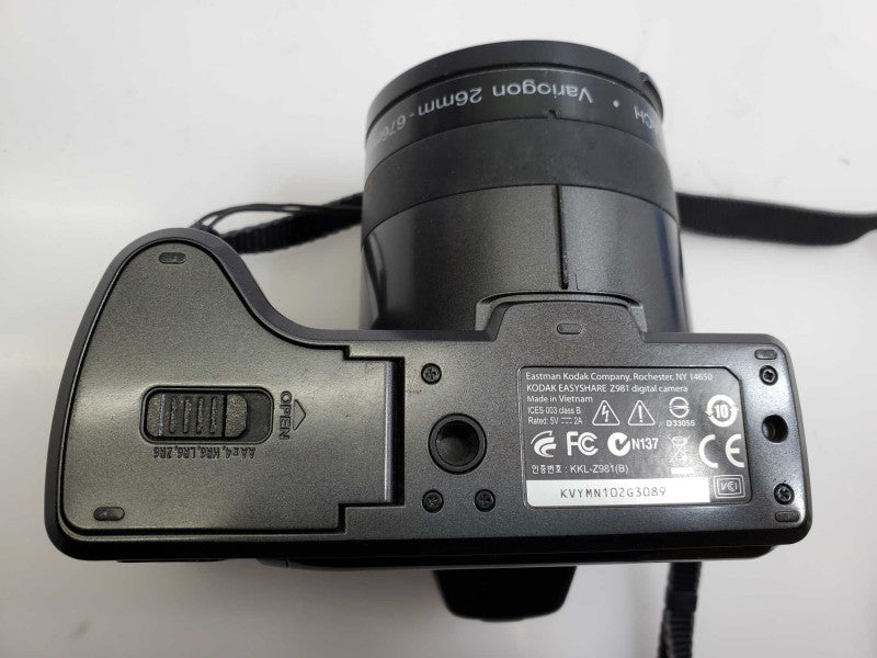 Kodak EasyShare Z981 14.0MP Digital Camera w/ Battery Charger & Bag )