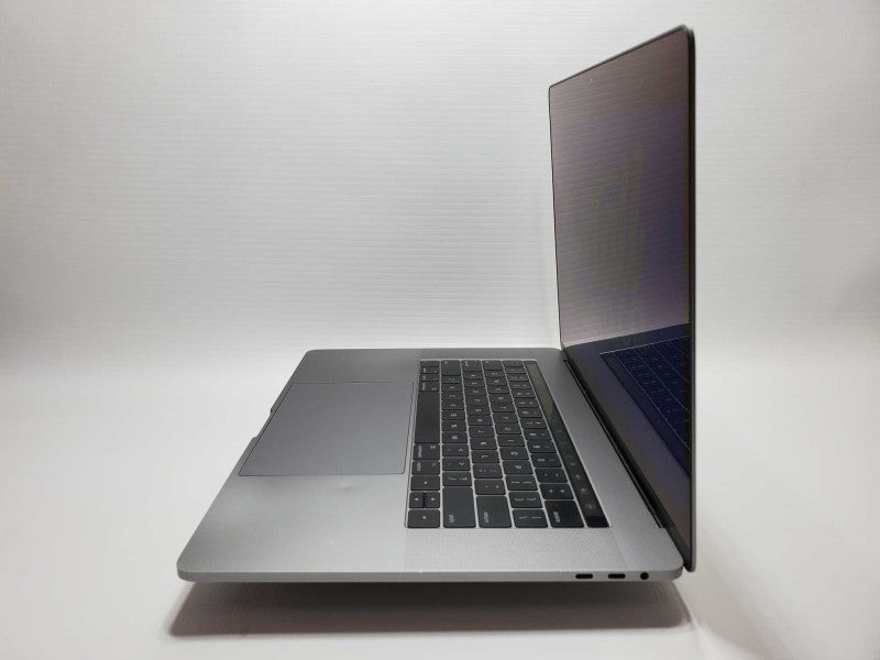 Macbook Pro 2017 15\\" Core i7-7700HQ @ 2.8GHz 16GB 250GB SSD Radeon 2 GB *READ* (