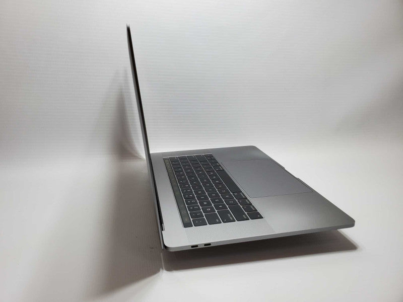 Macbook Pro 2017 15\\" Core i7-7700HQ @ 2.8GHz 16GB 250GB SSD Radeon 2 GB *READ* (