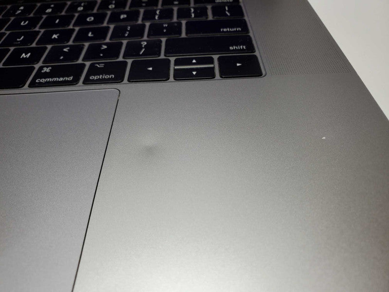 Macbook Pro 2017 15\\" Core i7-7700HQ @ 2.8GHz 16GB 250GB SSD Radeon 2 GB *READ* (