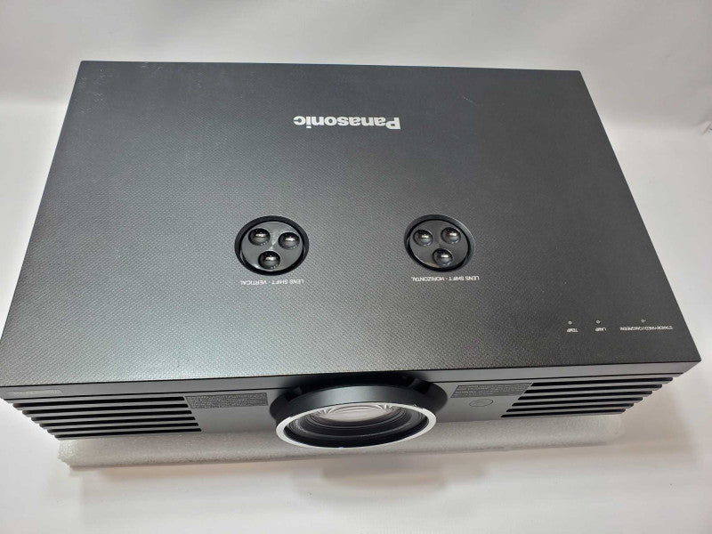 Panasonic LCD projector PT-AE2000U, 2221 Hrs Lamp runtime, Read _