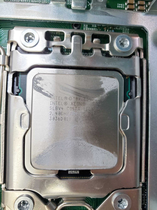 IBM X3650 M3 Barebone 2x Xeon E5620 @2.4GHz No Ram No RAID 16x 2.5\\" Bays )