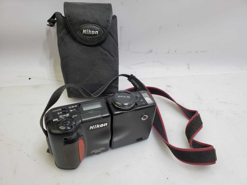 Nikon COOLPIX 950 Digital Camera w/ carry case for parts )