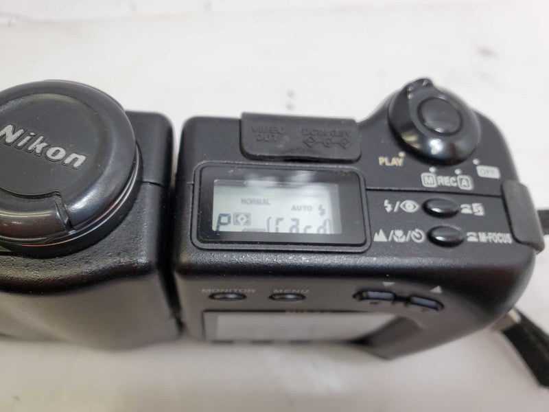 Nikon COOLPIX 950 Digital Camera w/ carry case for parts )