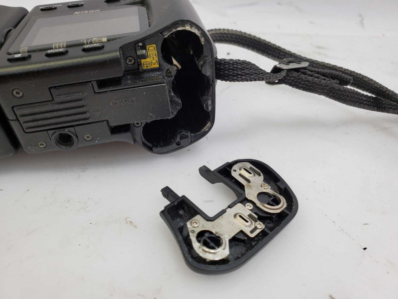 Nikon COOLPIX 950 Digital Camera w/ carry case for parts )