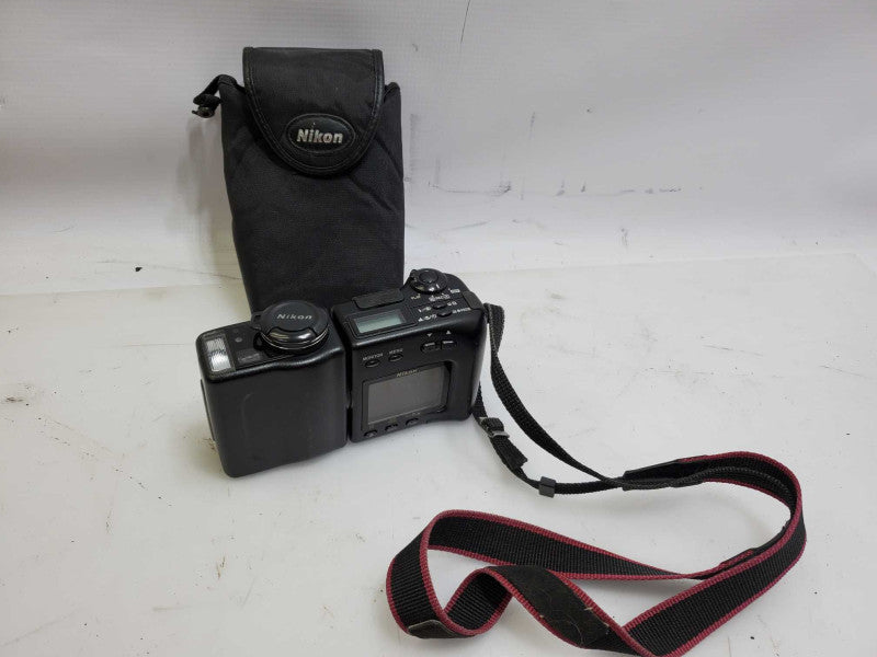 Nikon COOLPIX 950 Digital Camera w/ carry case for parts )