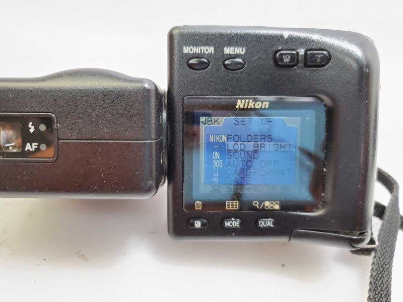 Nikon COOLPIX 950 Digital Camera w/ carry case for parts )