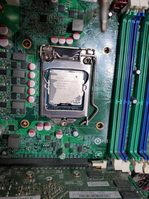 Lenovo ThinkStation E31 barebone Xeon E3-1225 V2 @ 3.20Ghz No RAM Quadro 600 )