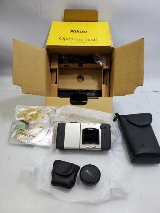Nikon Coolpix 900 Digital Camera Model E900 w/ Lens WC-E24 & Accessories  )