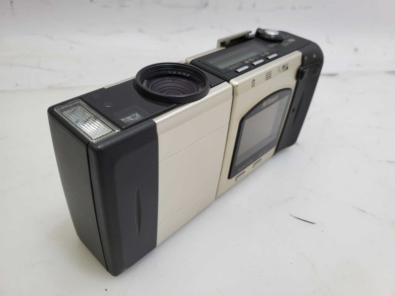 Nikon Coolpix 900 Digital Camera Model E900 w/ Lens WC-E24 & Accessories  )