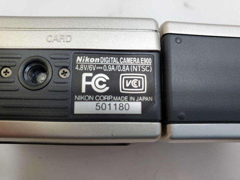 Nikon Coolpix 900 Digital Camera Model E900 w/ Lens WC-E24 & Accessories  )