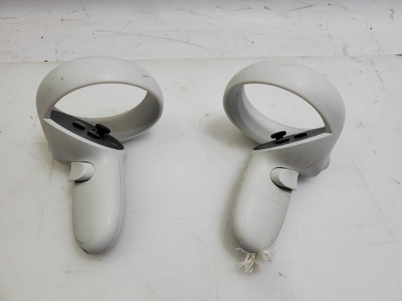 A Pair of Oculus Quest 2 Controller AS-IS )