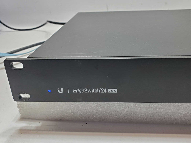 Ubiquiti EdgeSwitch24 250W ES-24-250W, Powers on, Software/OS Issue, AS-IS _