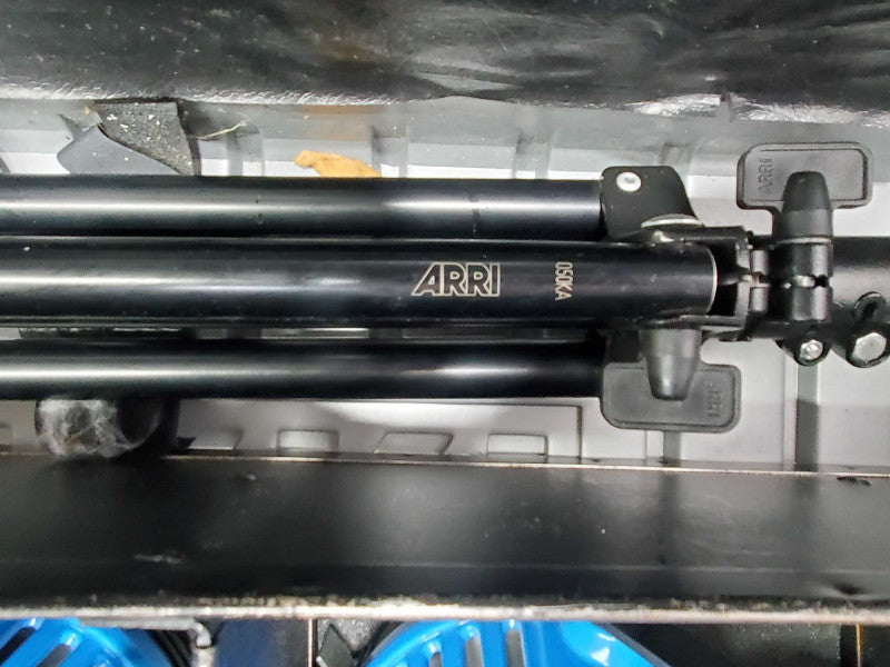 4x Piece ARRI Kit, 1x Case, 2x ARRILITE 600 lamps, 1x ARRI 050KA Stand (AS-IS) |