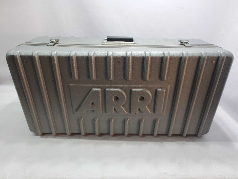 4x Piece ARRI Kit, 1x Case, 2x ARRILITE 600 lamps, 1x ARRI 050KA Stand (AS-IS) |