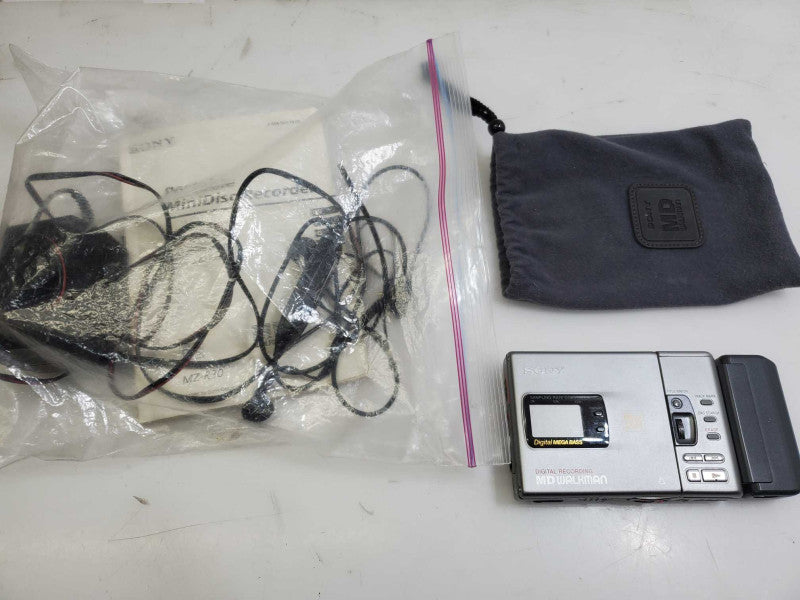 Sony MZ-R30 Portable Mini Disc Recorder w/ accessories )