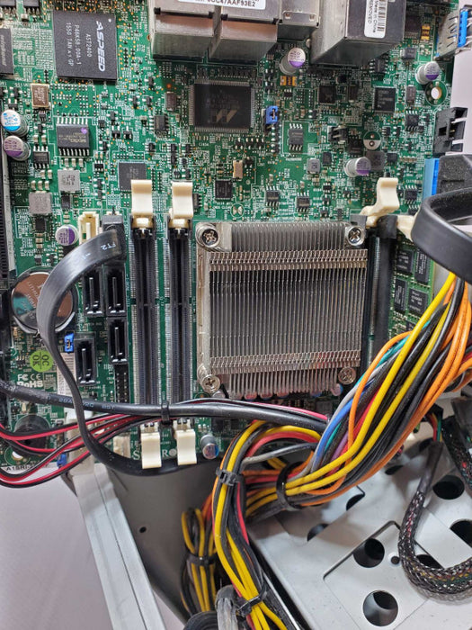 Datto 8-Bay NAS, Intel Atom CPU, No RAM, 6x 3.5\\" Caddies, AS-IS _