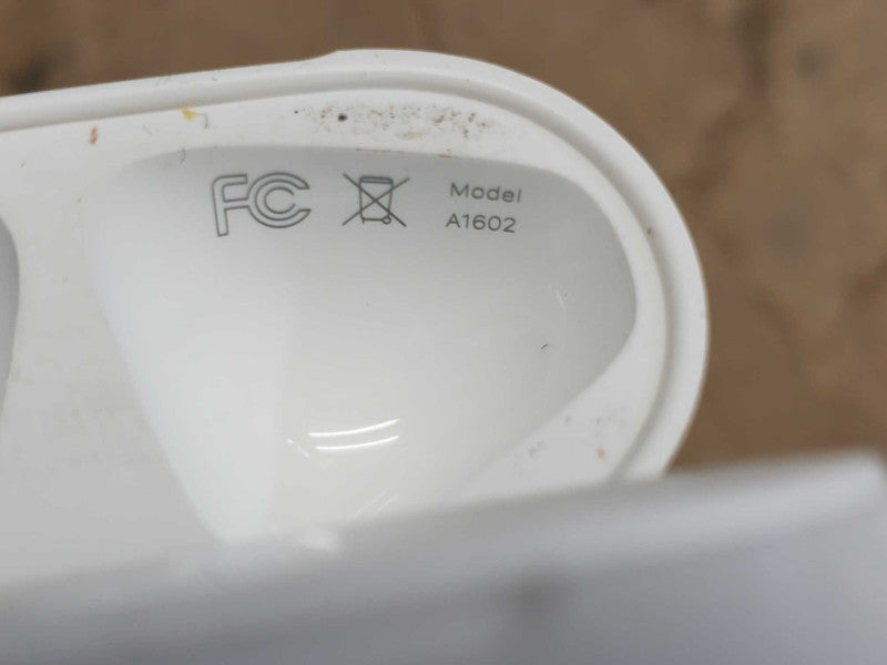 APPLE AIRPODS CHARGING CASE A1602 )