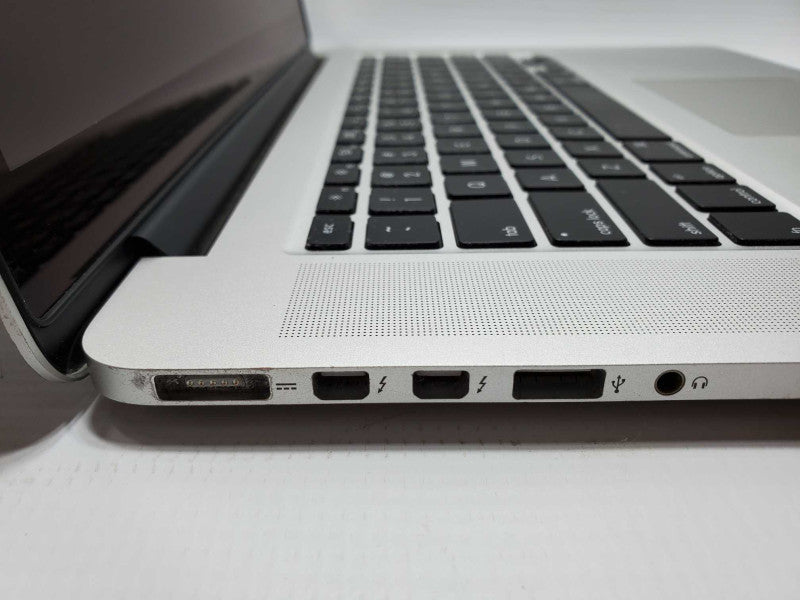 Macbook Pro 2015 15\\" Retina Core i7-4870HQ @ 2.5 GHz 16GB Ram 250GB SSD (