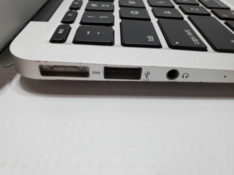 Macbook Air 2014 11\\" Core i5-4260U @ 1.4 GHz 4GB Ram 120GB SSD (