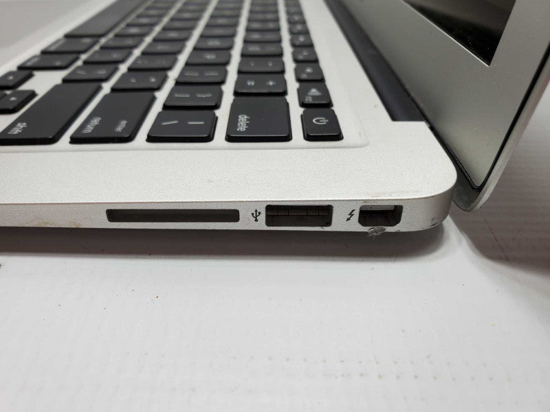 Macbook Air 2013 13\\" Core i5-4250U @ 1.3 GHz 4GB Ram 250GB SSD (