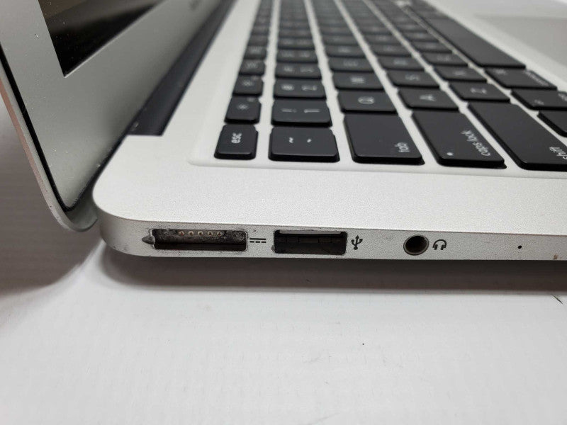Macbook Air 2013 13\\" Core i5-4250U @ 1.3 GHz 4GB Ram 250GB SSD (