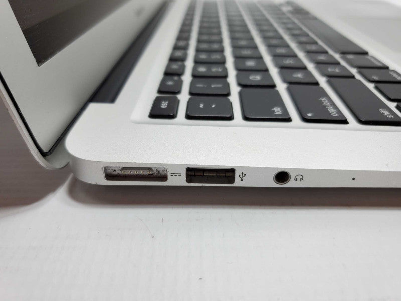 MacBook Air 2015 13\\" Core i5-5250U @ 1.6 GHz 8GB Ram 250GB SSD (