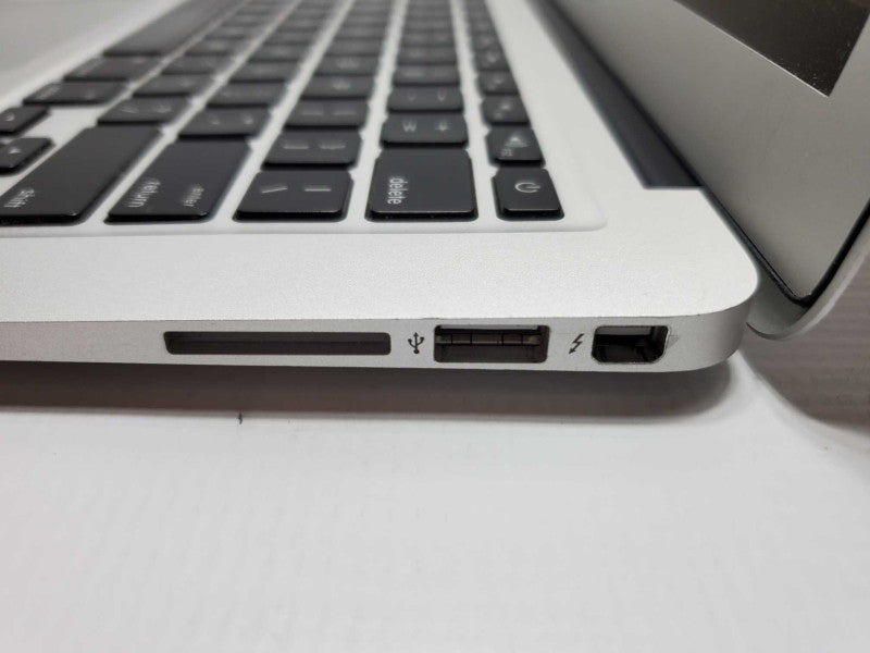 MacBook Air 2015 13\\" Core i5-5250U @ 1.6 GHz 8GB Ram 250GB SSD (