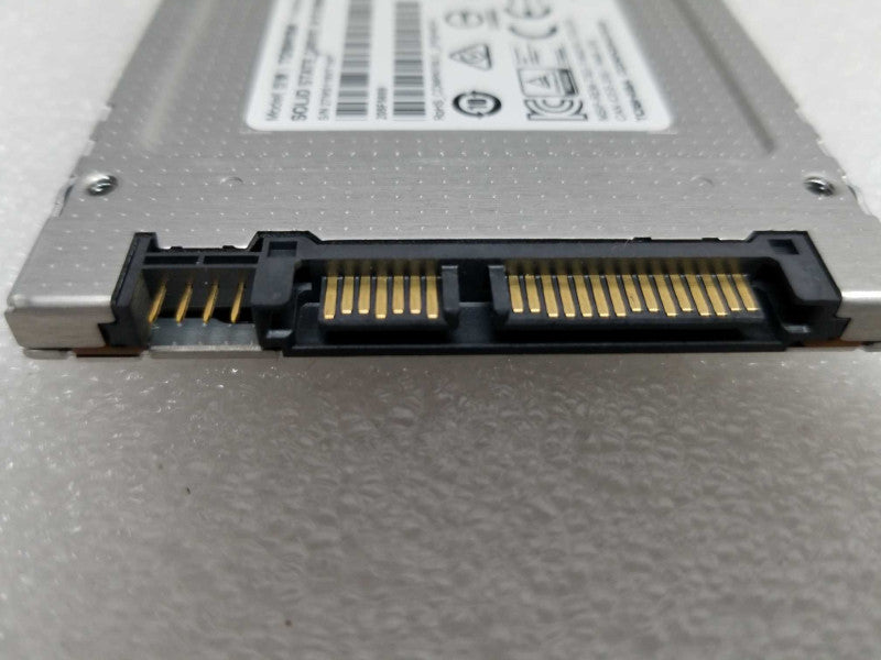 Toshiba 256GB SATA 2.5\\" 6Gbps SSD Solid State Drive THNSNK256GCS8 ~