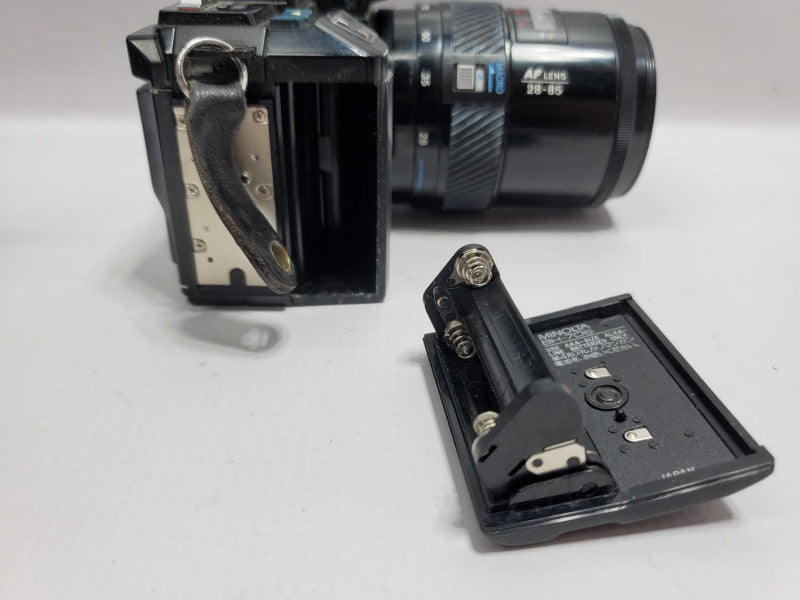 MINOLTA 7000 35mm Camera, AF Lens 28-85 1:3.5 (22)-4.5, CB-73 Leather Grip |