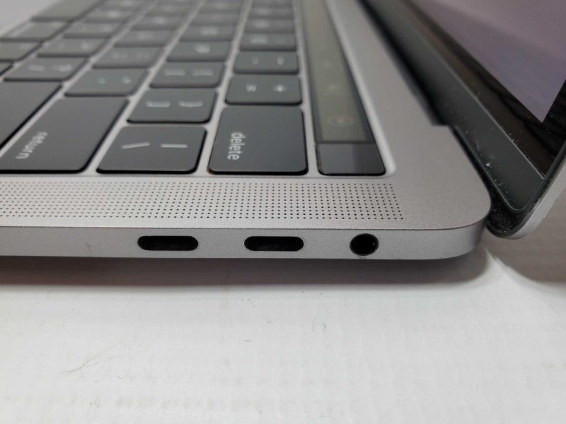 Macbook Pro 2017 15\\" Core i7-7567U @ 3.5 GHz 16GB Ram 250GB SSD (