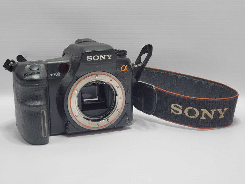 SONY Alpha 700 DSLR Camera Body and Battery |