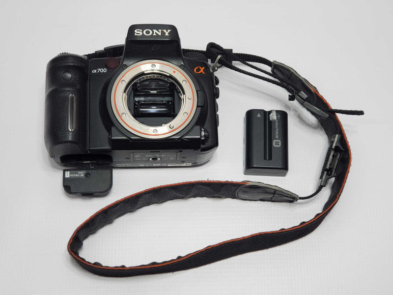 SONY Alpha 700 DSLR Camera Body and Battery |