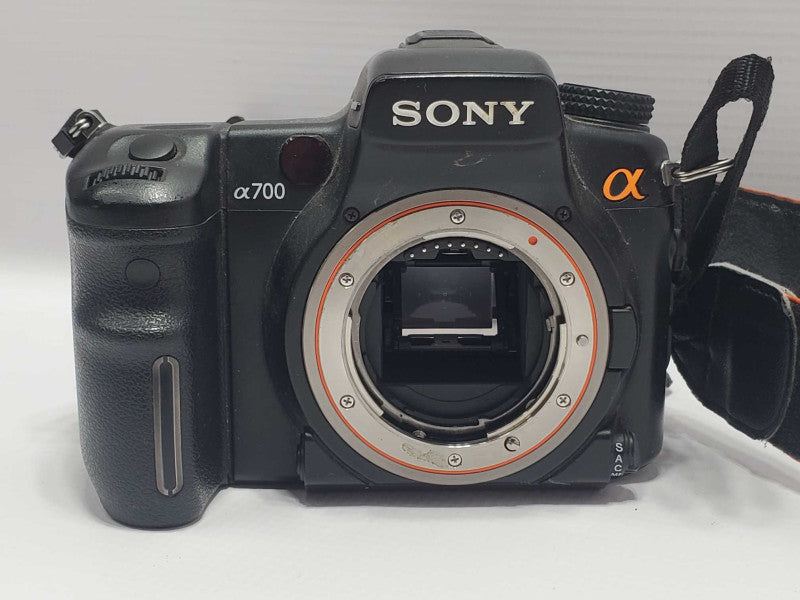 SONY Alpha 700 DSLR Camera Body and Battery |