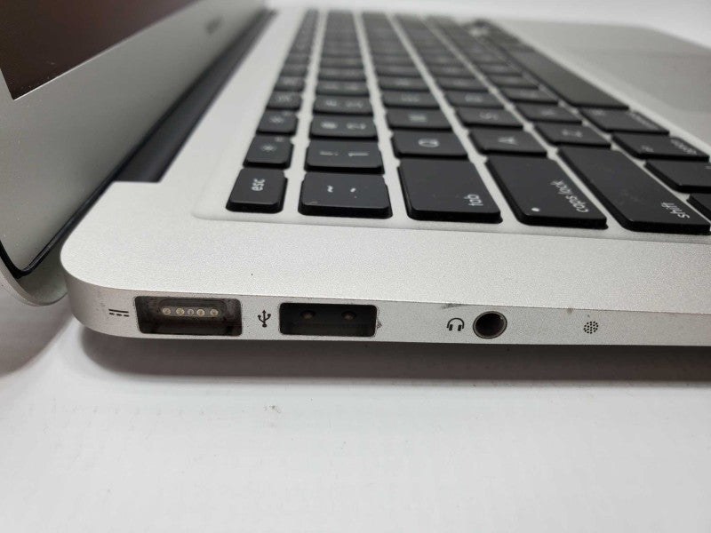 Macbook Air 2011 13\\" Core i5-2557M @ 1.7 GHz 4GB Ram 120GB SSD (