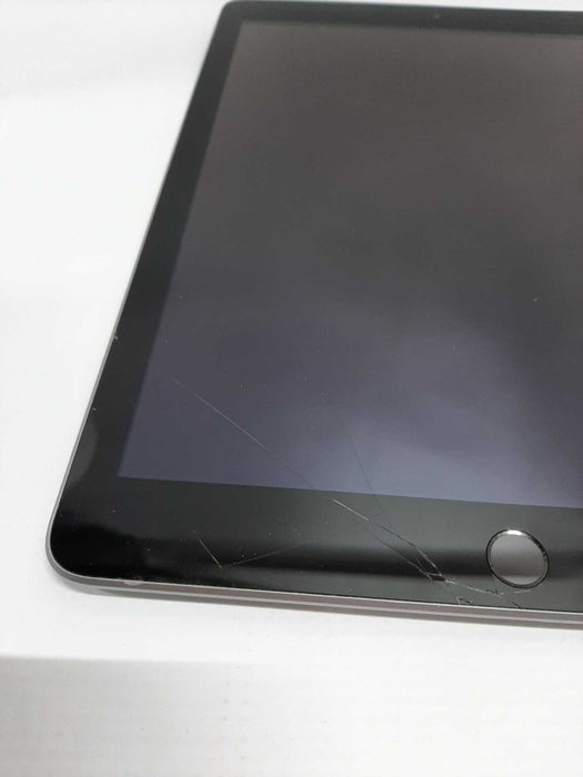 ipad 5th generation 32gb IOS 16.2 10.9\\" / Has a scratch/damaged screen bottom. #