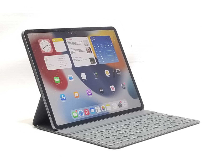 iPad Pro 12.9\\" 3rd gen with A2039 smart keyboard folio, Unlocked, Read