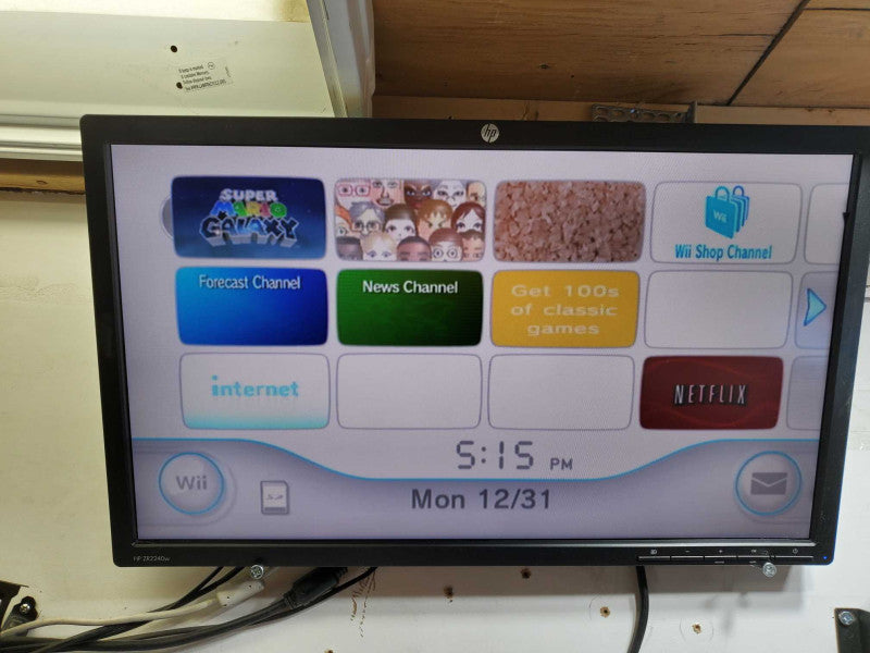 Black Nintendo Wii RVL-101 (USA) With Super Mario galaxy unchuck +