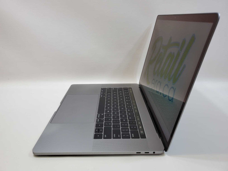 MacBook Pro 2016 Core i7-6700HQ @ 2.6 GHz 16GB Ram 250GB SSD RPro 450 2GB (