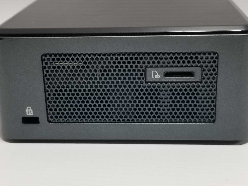 Intel NUC8BEH, i7-8559U  2.70GHz/ 8GB DDR4, Intel Iris 655, 240GB SSD, NO AC ~