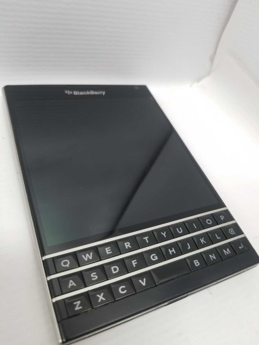 BlackBerry Passport Passport - 32GB - Black, Bell Locked. ~