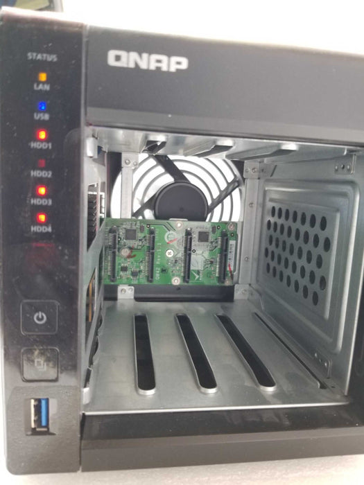 QNAP TS-451+ 4-Bay NAS server, No HDD, No HDD Caddies, Powers on, Read _