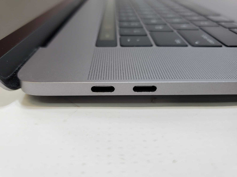 Macbook Pro 2017 15" Core i7-7820HQ @ 2.9GHz 16GB DDR3 500GB SSD [Read] (