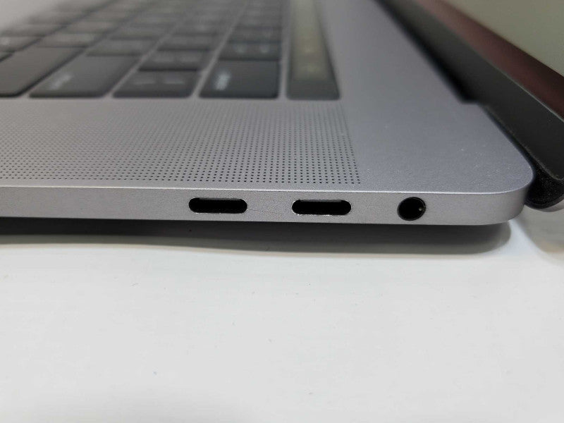 Macbook Pro 2017 15" Core i7-7820HQ @ 2.9GHz 16GB DDR3 500GB SSD [Read] (