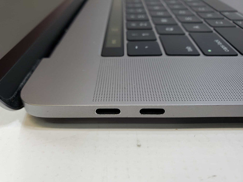 MacBook Pro 2017 Core i7-7820HQ @ 2.9GHz 16GB DDR3 500GB SSD Radeon Pro 560 4GB [Read] (