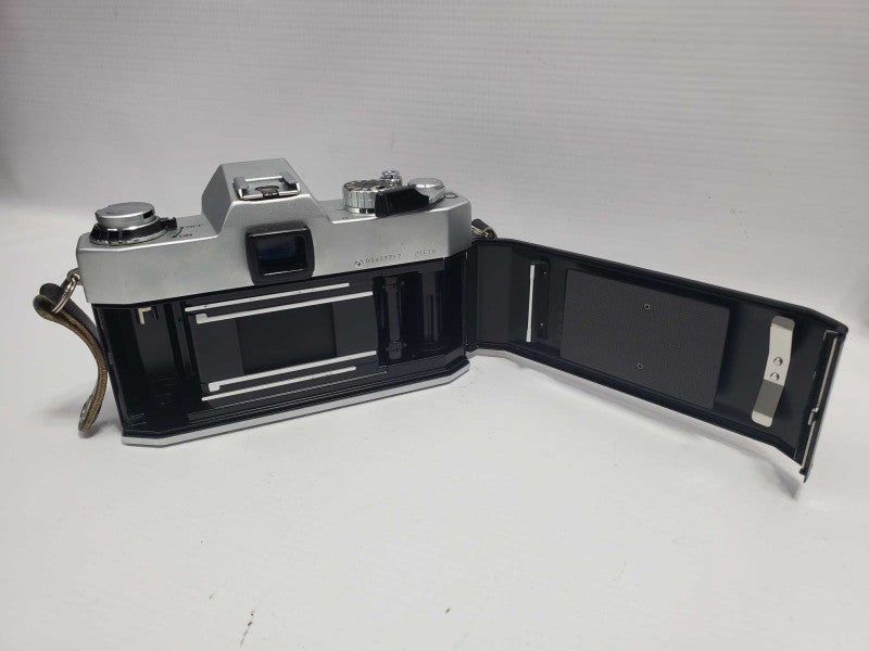Yashica FX-2 SLR 3.5mm Film Camera VINTAGE (READ) |